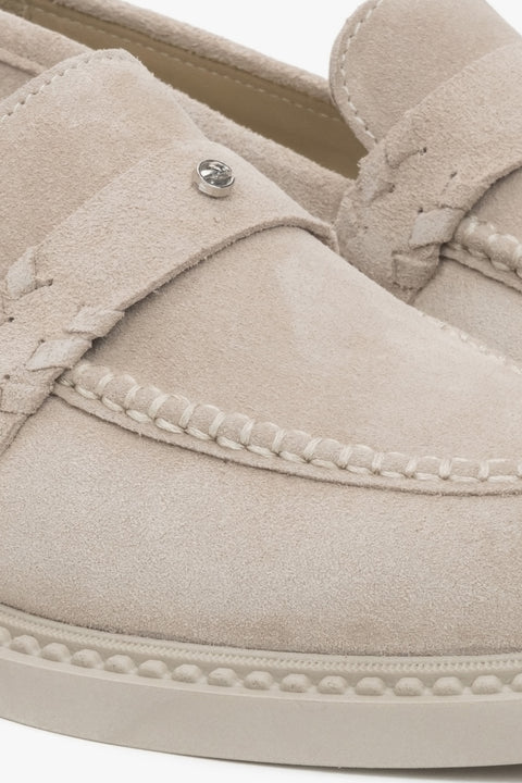 Stilvoller Damen Penny Loafer aus hellbeigem Veloursleder mit flacher Sohle und edlem Look, Estro ER00117003.