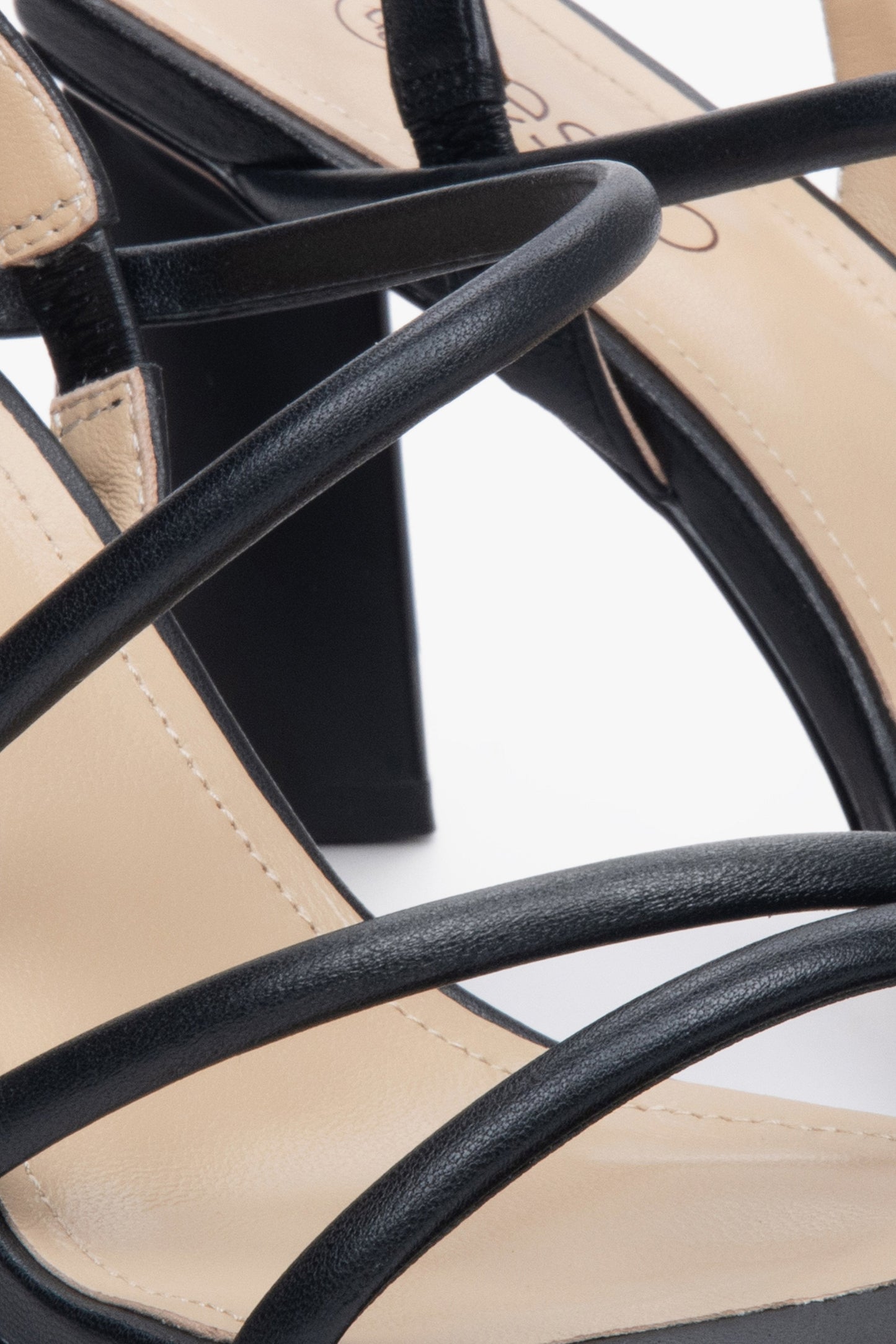 Nahaufnahme der Details der schwarzen Damen-Riemchensandalen von Estro aus echtem Leder.