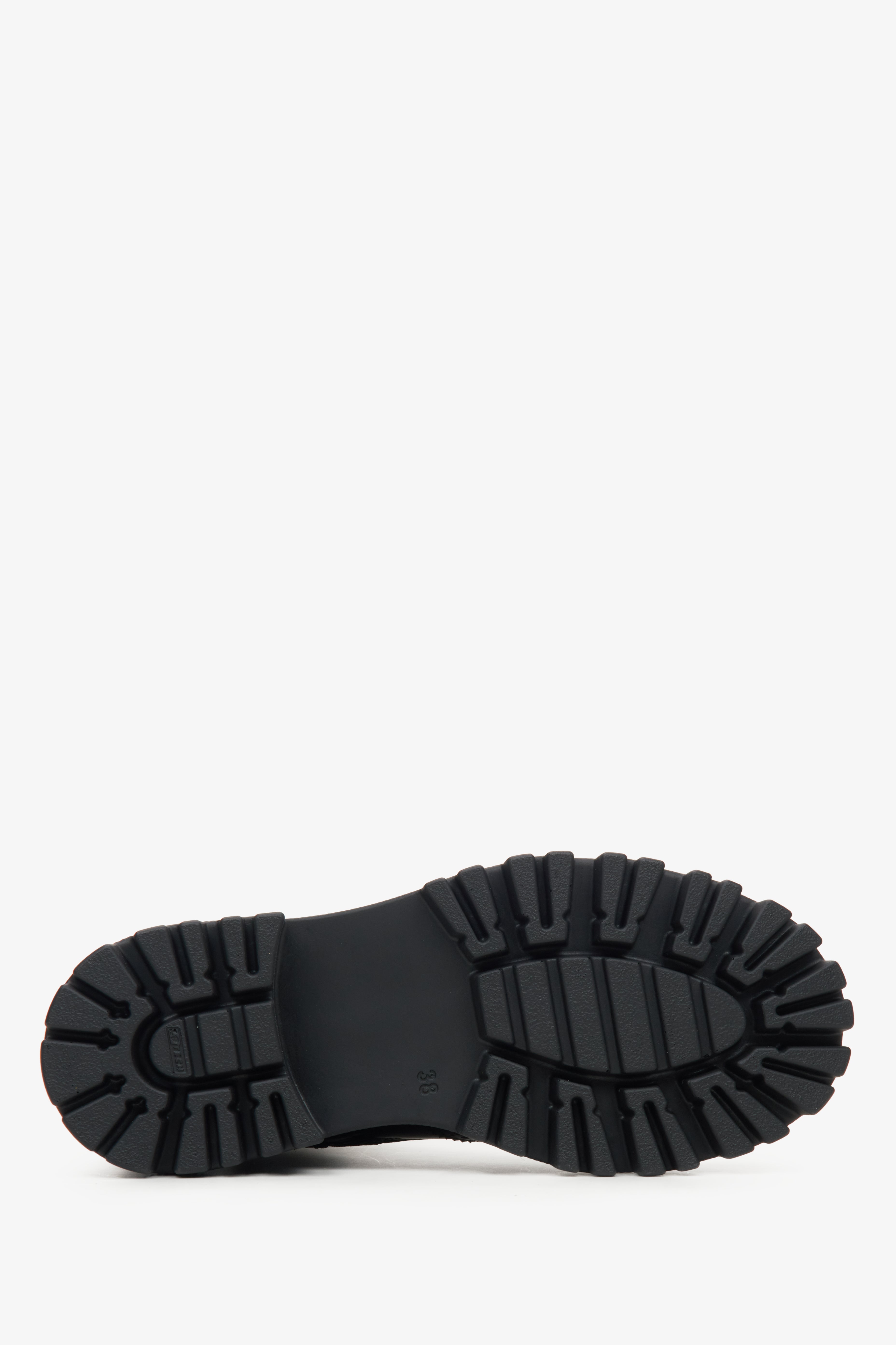 Schwarze Damen-Boots mit Schnürung und flacher Sohle. Estro ER00110958