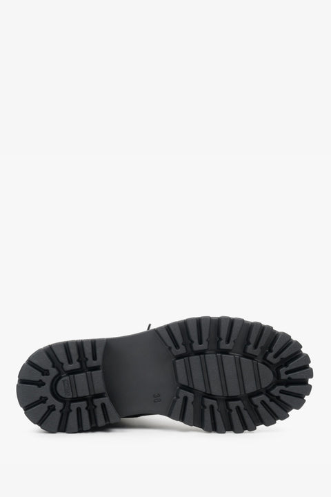 Schwarze Damen-Boots mit Schnürung und flacher Sohle. Estro ER00110958