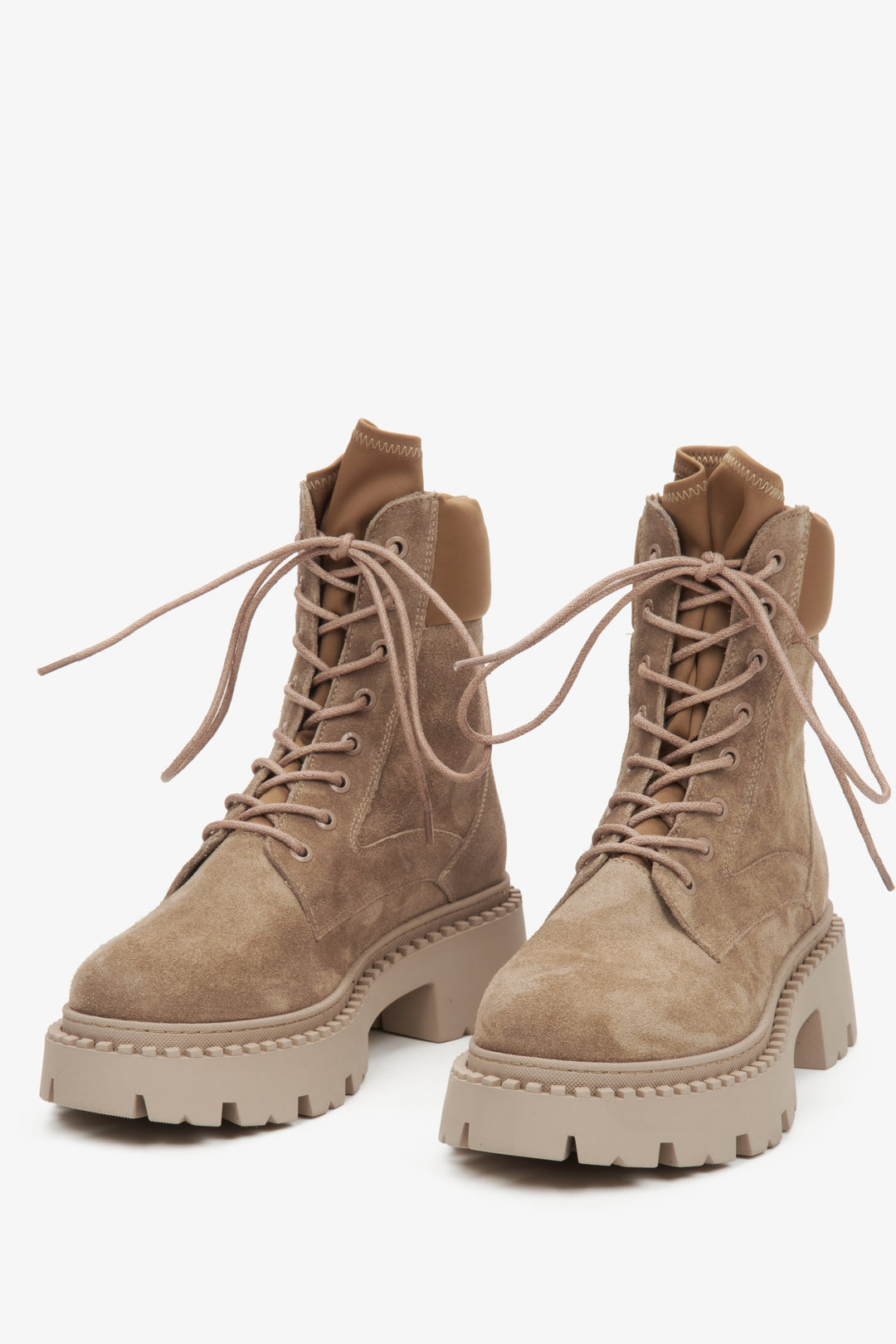 Beigefarbene Damen-Schnürstiefeletten von Estro – Vorderansicht des Modells.