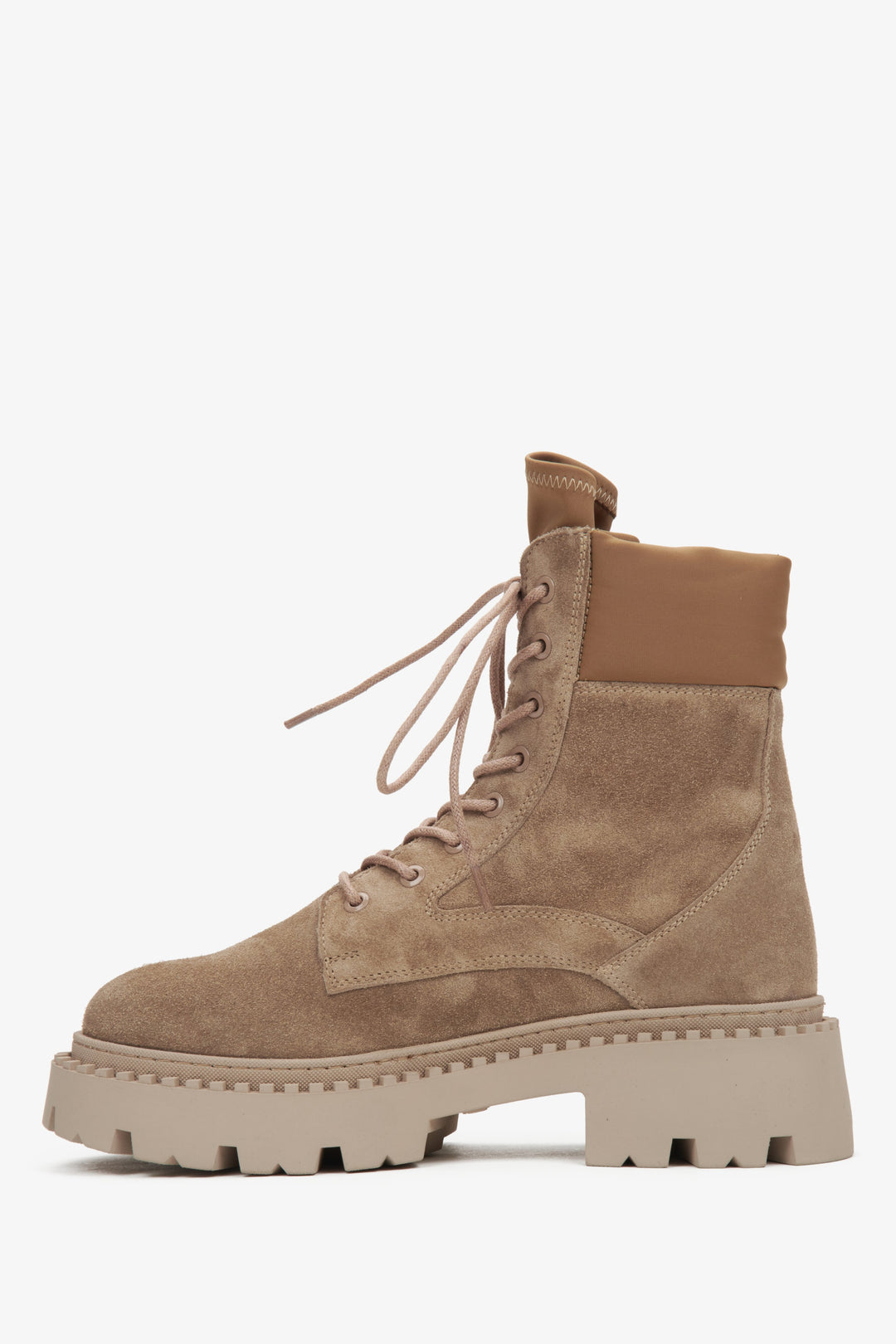 Beigefarbene Damen-Veloursstiefeletten von Estro – Seitenansicht des Schuhs.