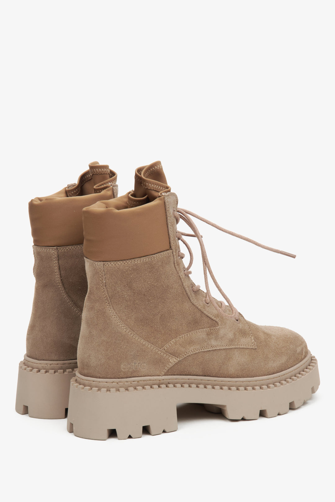 Beigefarbene Damen-Veloursstiefeletten von Estro – Nahaufnahme von Absatz und Seitenlinie des Schuhs.