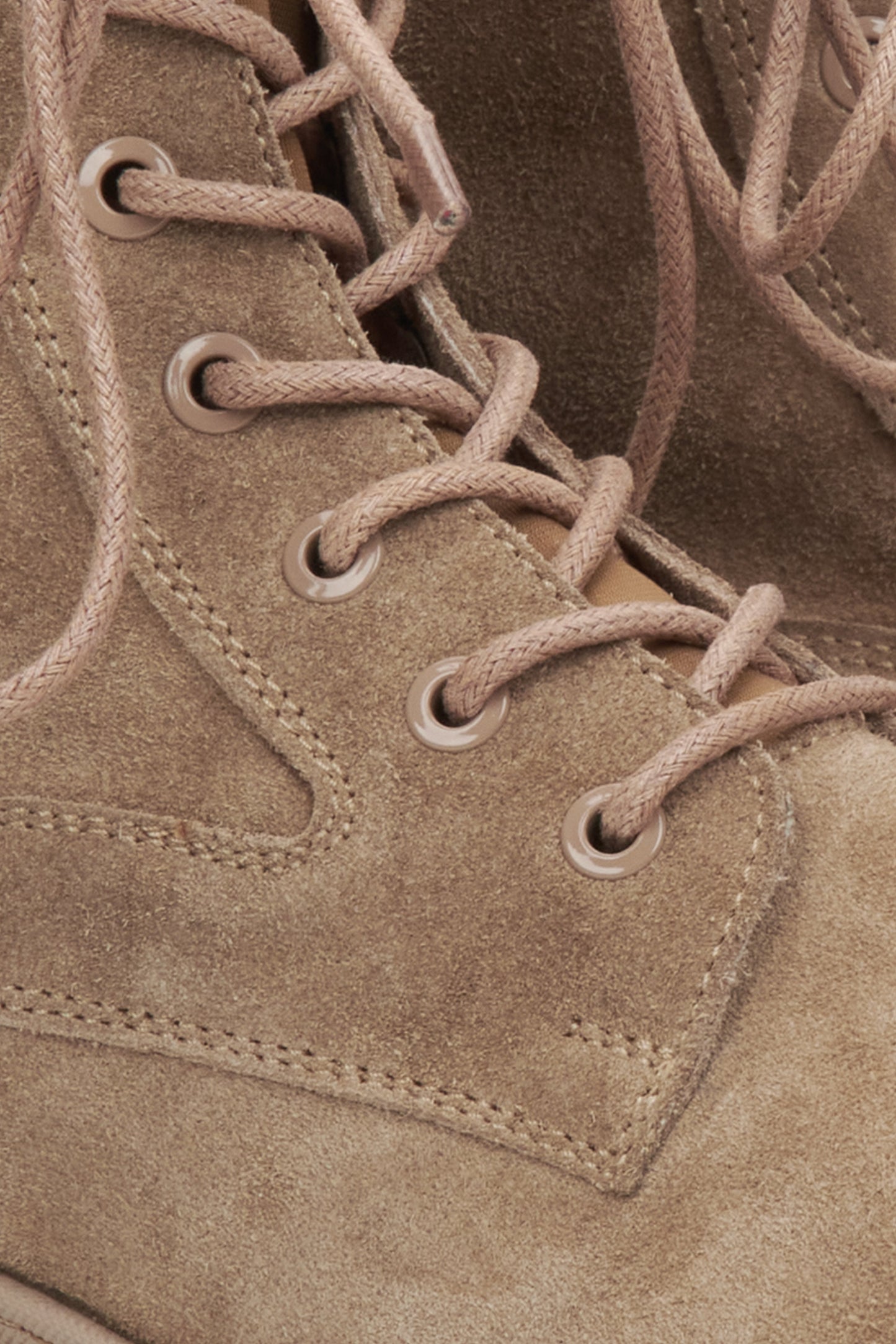 Beigefarbene Damen-Veloursstiefeletten von Estro – Detailaufnahme.