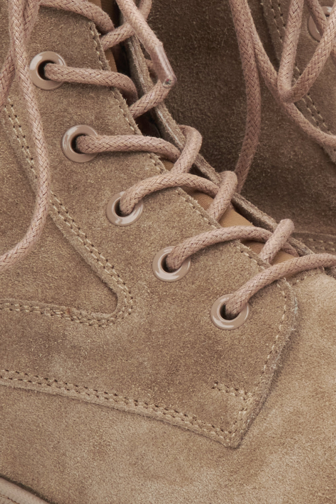 Beigefarbene Damen-Veloursstiefeletten von Estro – Detailaufnahme.