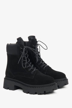 Damen-Velours-Stiefeletten von Estro in Schwarz.