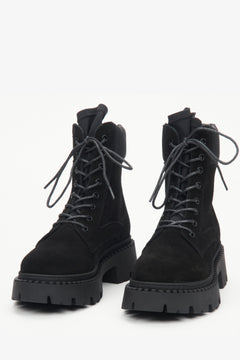 Schwarze Damen-Schnürstiefeletten von Estro – Vorderansicht des Modells.