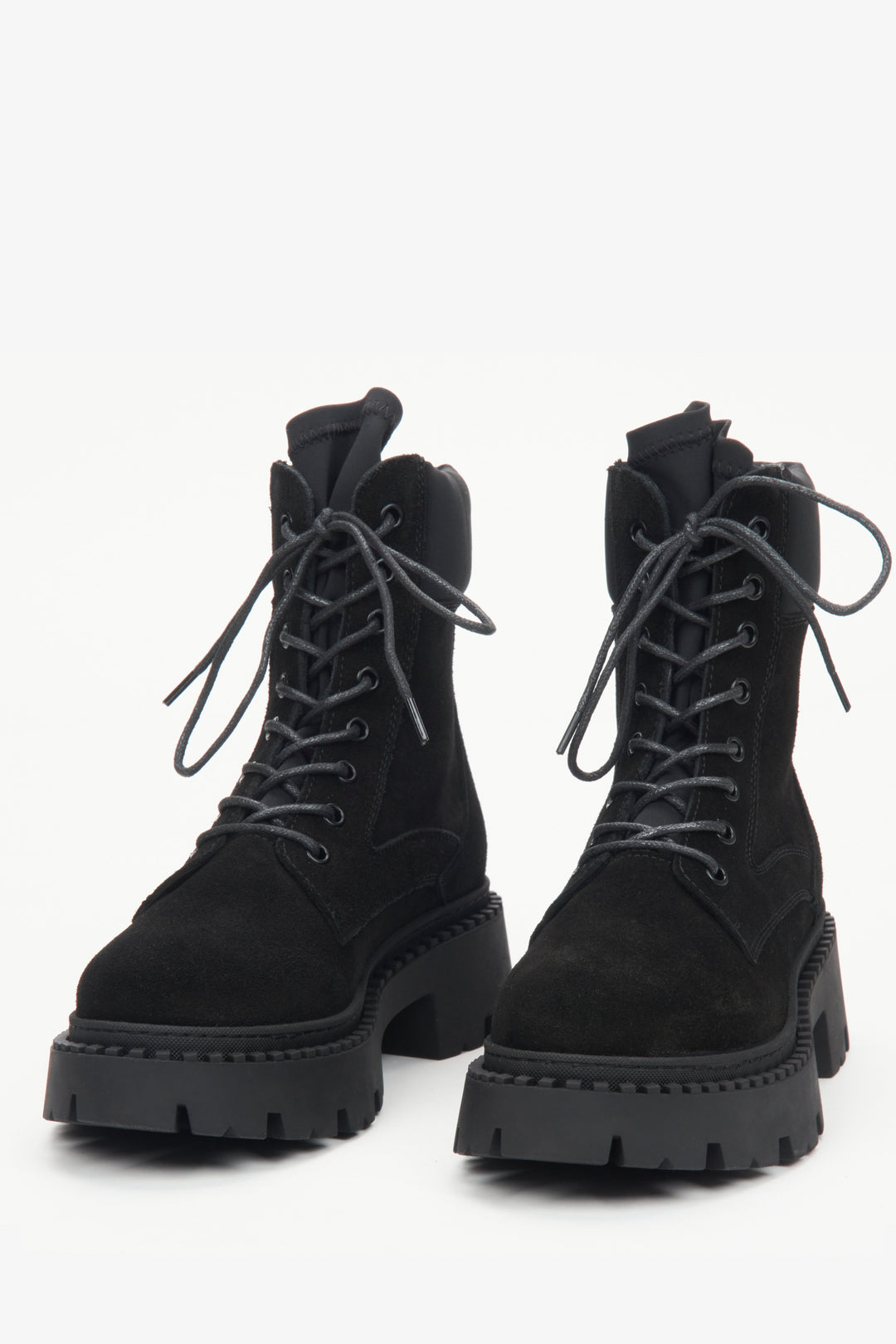 Schwarze Damen-Schnürstiefeletten von Estro – Vorderansicht des Modells.