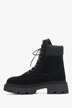 Schwarze Damen-Veloursstiefeletten von Estro – Seitenansicht des Schuhs.