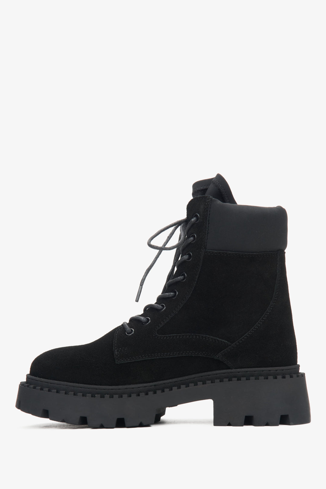 Schwarze Damen-Veloursstiefeletten von Estro – Seitenansicht des Schuhs.