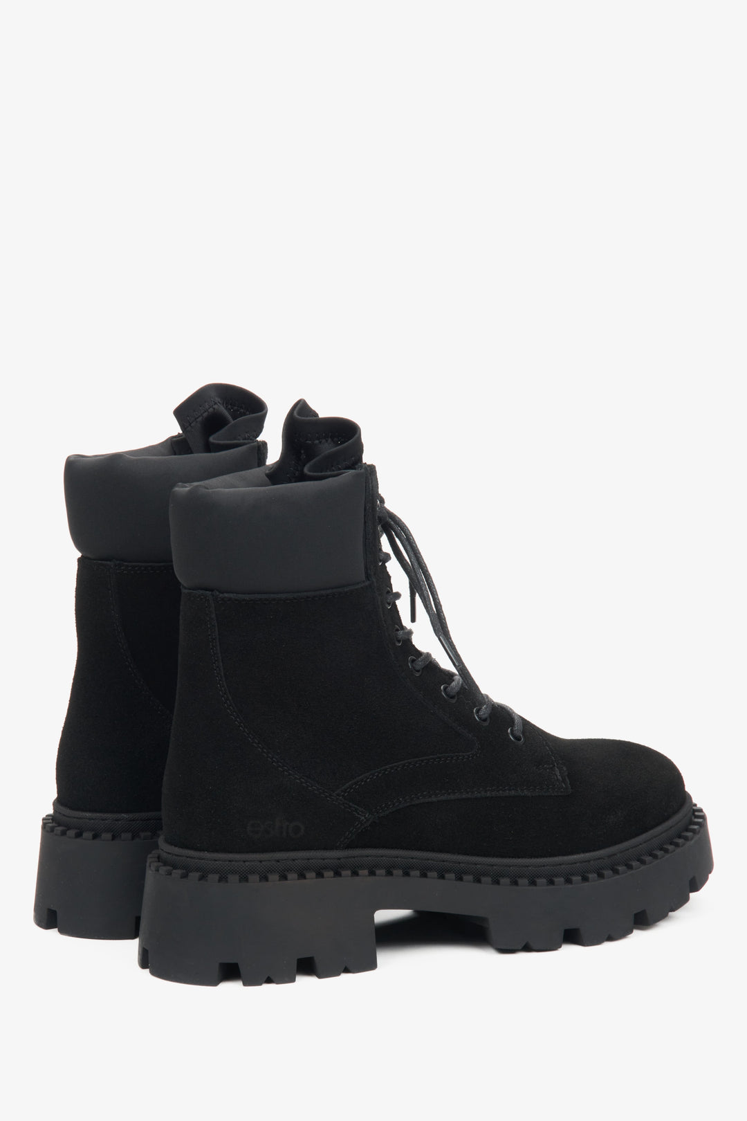 Schwarze Damen-Veloursstiefeletten von Estro – Nahaufnahme von Absatz und Seitenlinie des Schuhs.