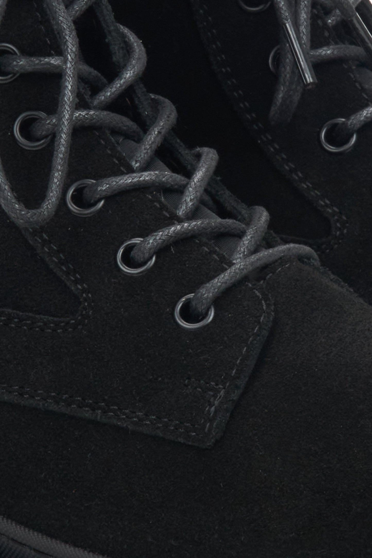 Schwarze Damen-Veloursstiefeletten von Estro – Detailaufnahme.