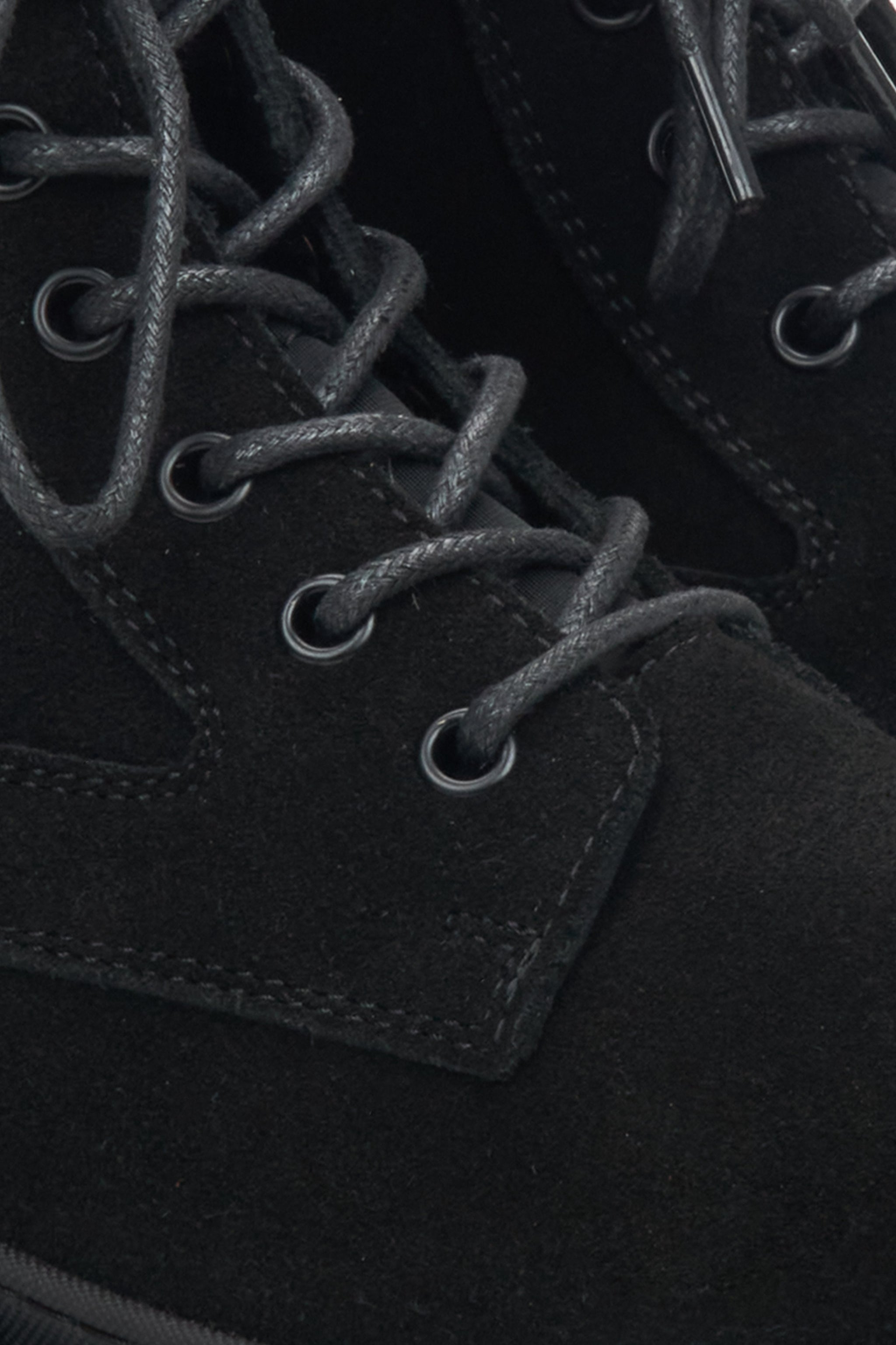 Schwarze Damen-Veloursstiefeletten von Estro – Detailaufnahme.