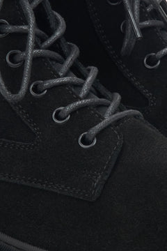Schwarze Damen-Veloursstiefeletten von Estro – Detailaufnahme.