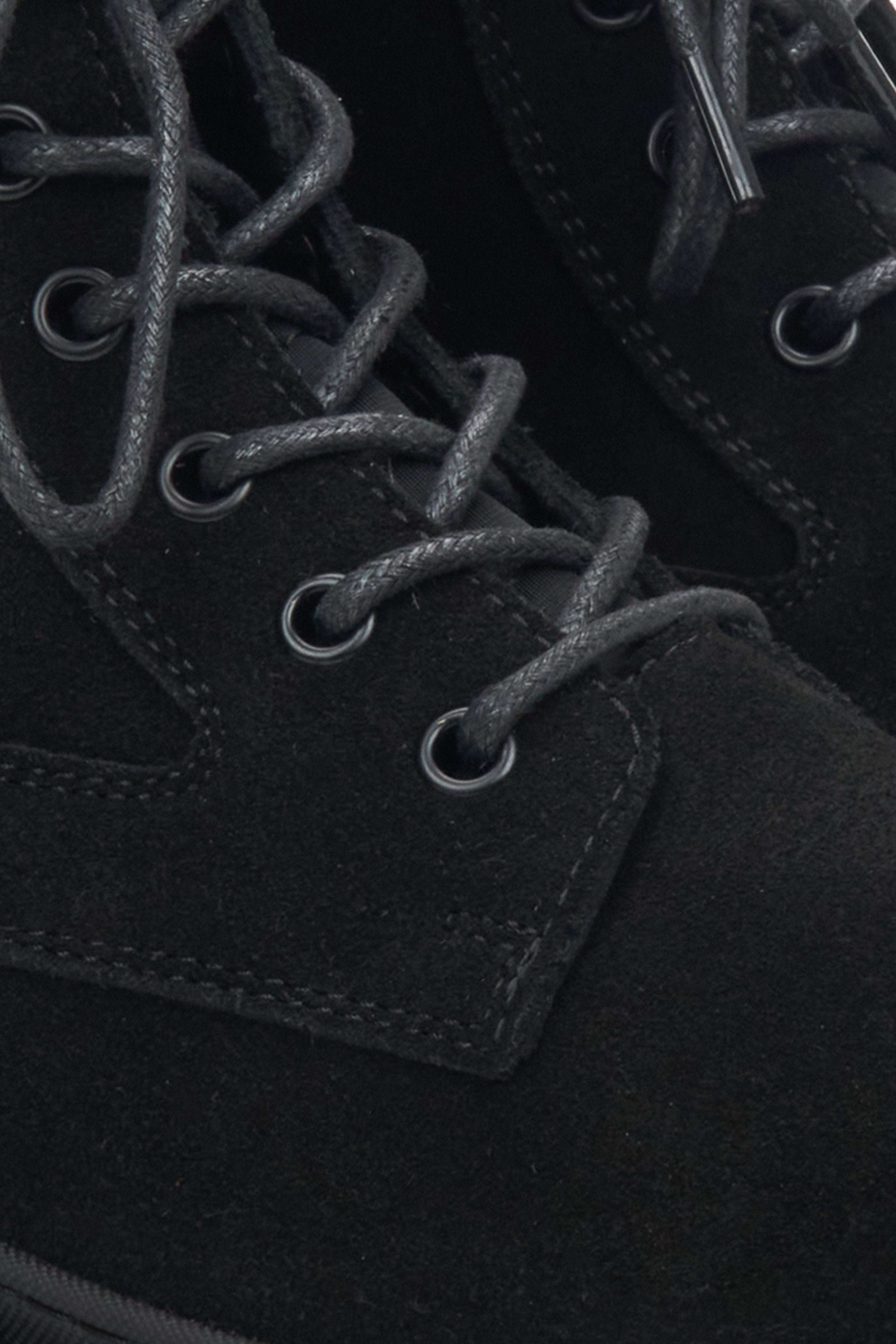 Schwarze Damen-Veloursstiefeletten von Estro – Detailaufnahme.