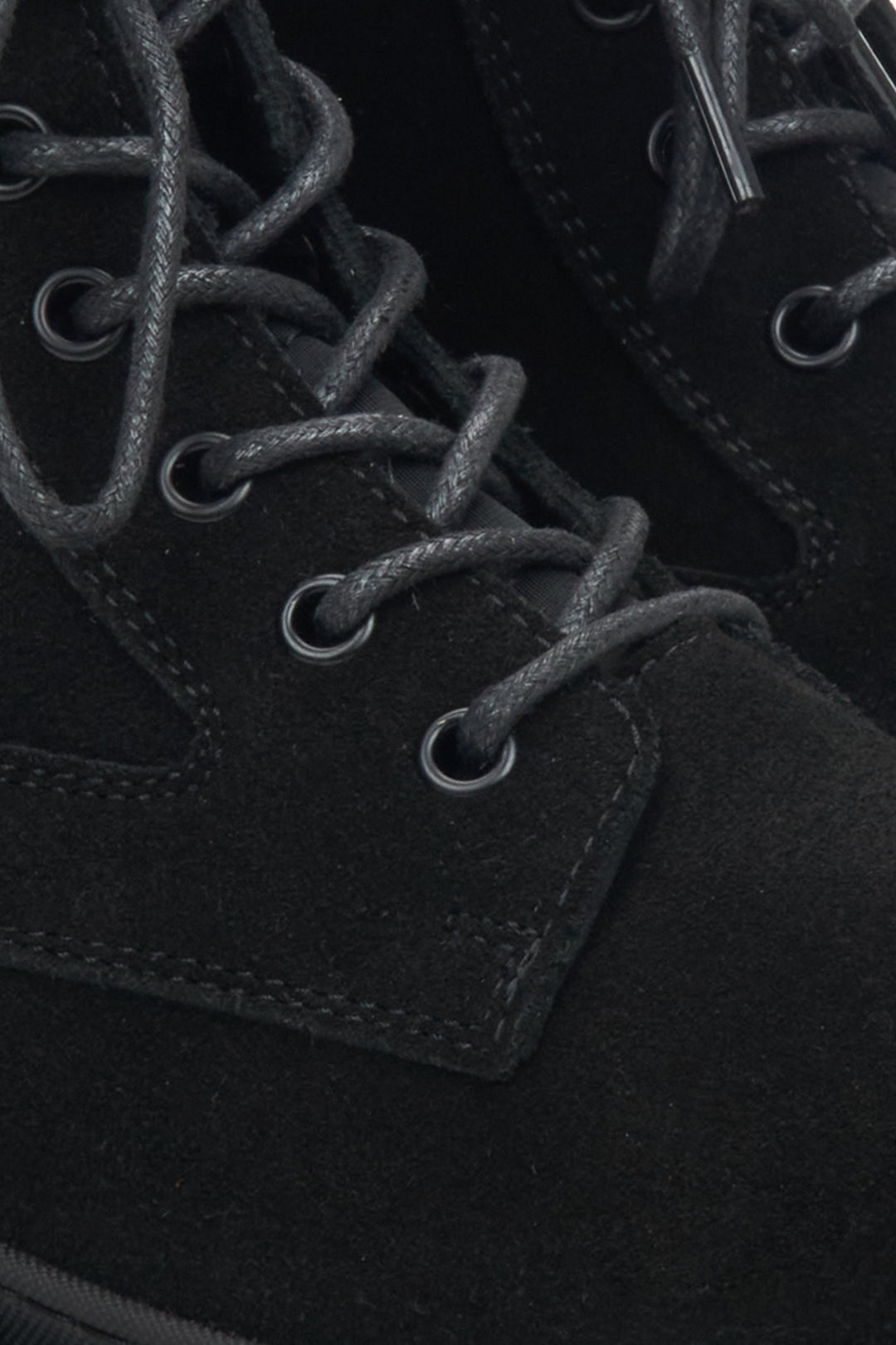 Schwarze Damen-Veloursstiefeletten von Estro – Detailaufnahme.
