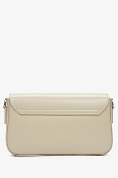 Handliche beige Damen-Tasche von Estro – Rückansicht.