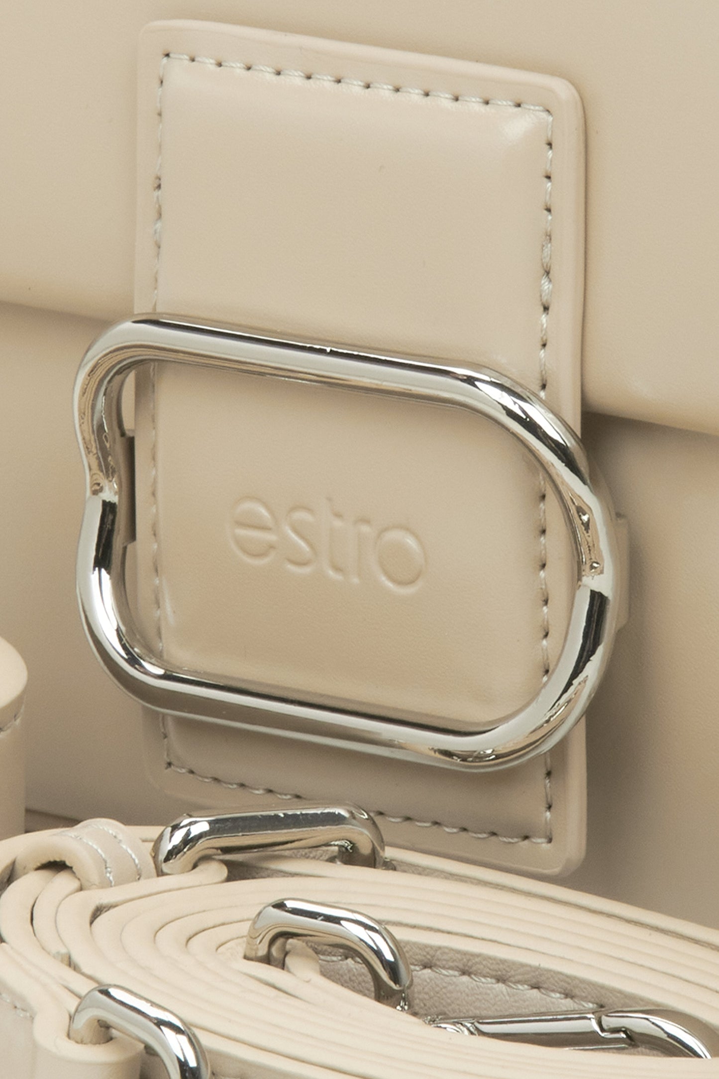 Beige Ledertasche für Damen von Estro – Detailaufnahme.