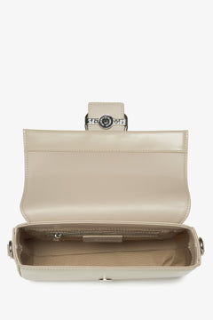 Beige Damen-Ledertasche – Innenansicht des Modells.