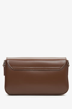 Handliche Damenhandtasche in Dunkelbraun von Estro – Rückansicht.