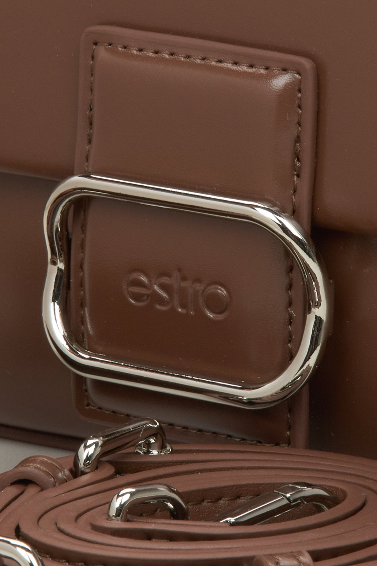 Braune Damenhandtasche aus Leder von Estro – Detailansicht.
