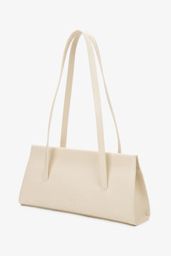 Stilvolle Damenhandtasche von Estro in hellem Beige aus natürlichem Leder, mit langen Henkeln für das Tragen über der Schulter.