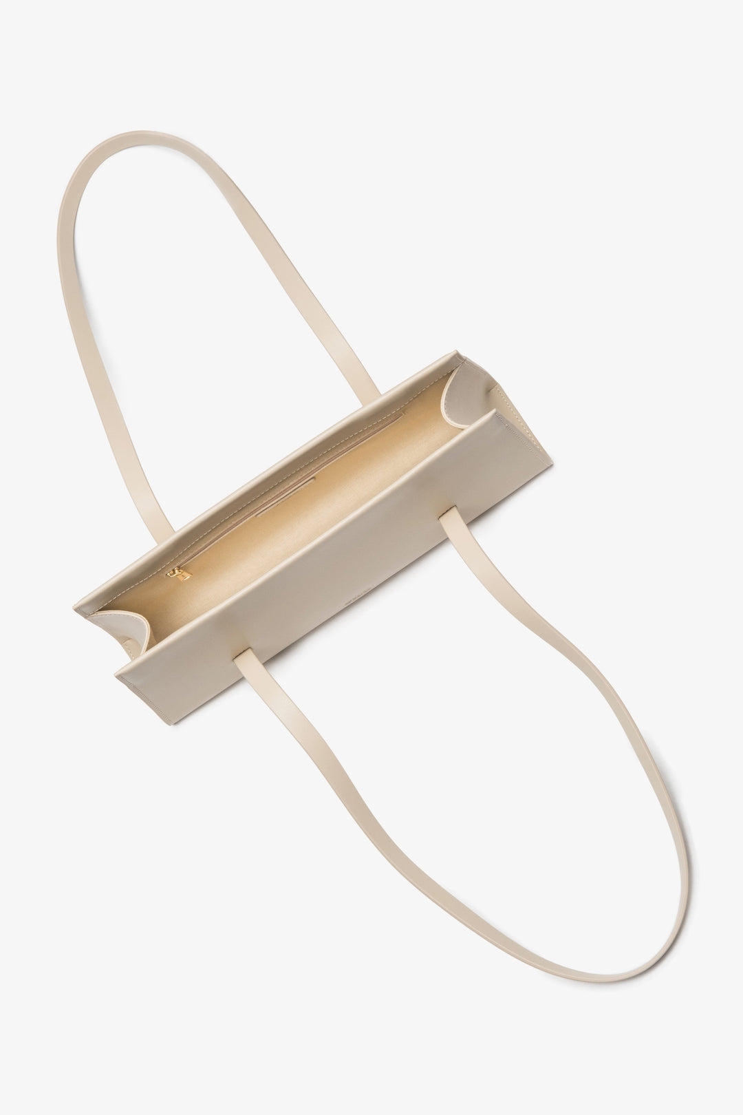Praktische und stilvolle Damenhandtasche in hellem Beige von Estro, aus natürlichem Leder gefertigt und mit langen Henkeln für ein bequemes Tragen über der Schulter.