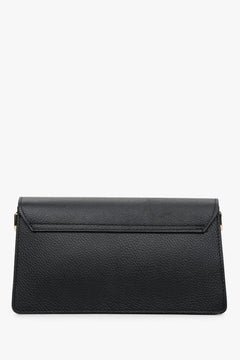Schwarze, kleine Damenhandtasche aus italienischem Naturleder von Estro – Rückansicht des Modells.