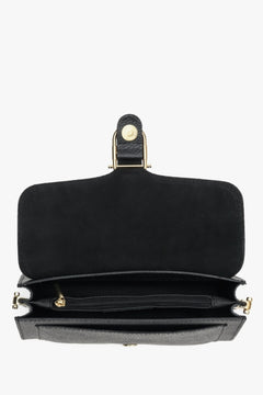 Kleine Damenhandtasche aus Leder in Schwarz – Präsentation des Tascheninneren.