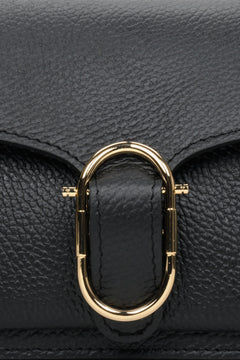 Kleine schwarze Damenhandtasche – Nahaufnahme der goldenen Applikation.