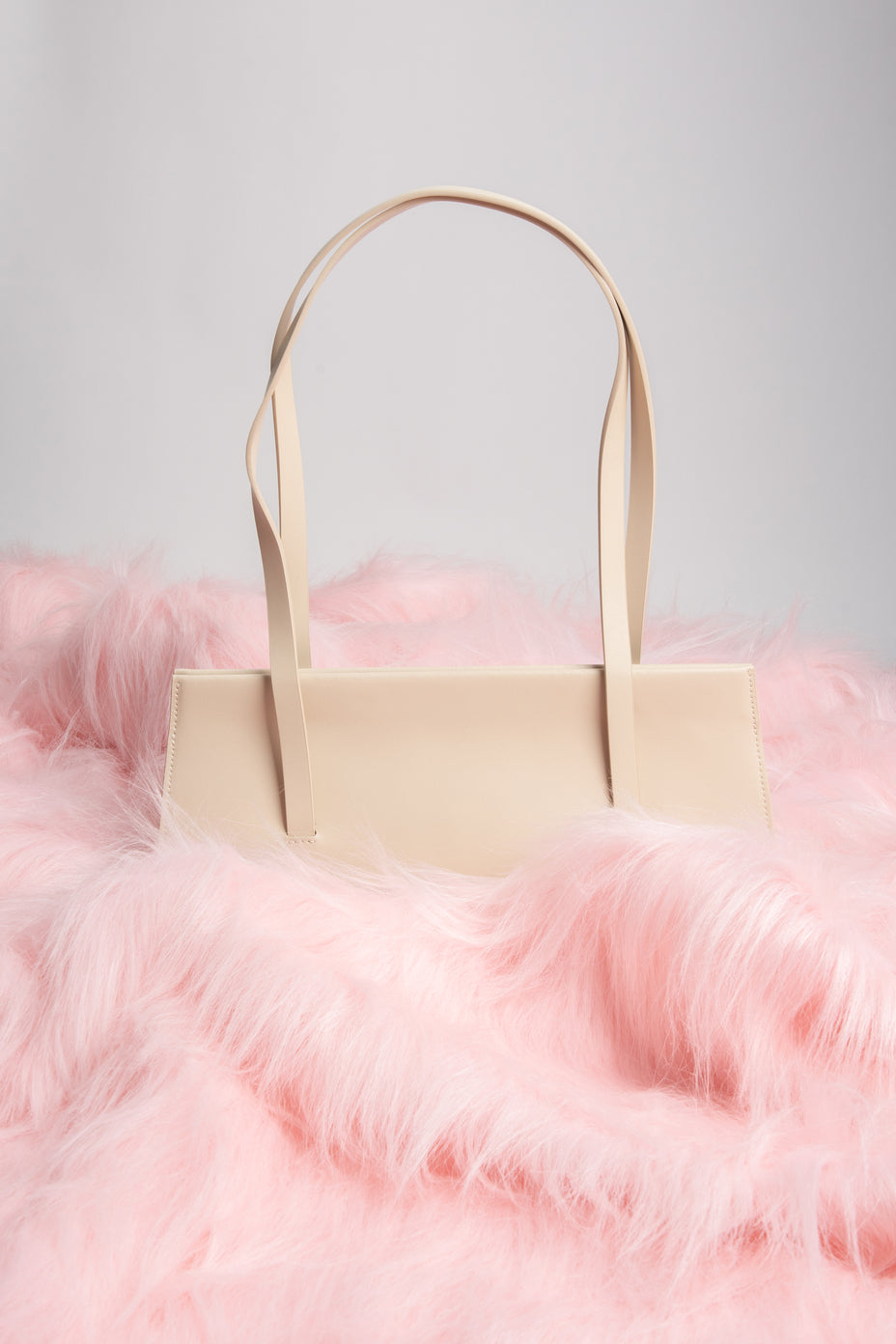 Hellbeige Leder-Schultertasche für Damen, lange Tragehenkel, zeitlose Optik – Estro ER00116885