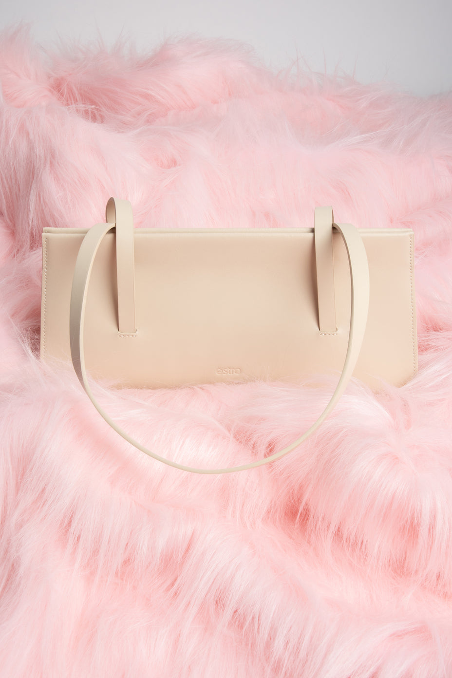 Hellbeige Lederhandtasche für Damen, komfortable Schulterhenkel, minimalistischer Look – Estro ER00116885