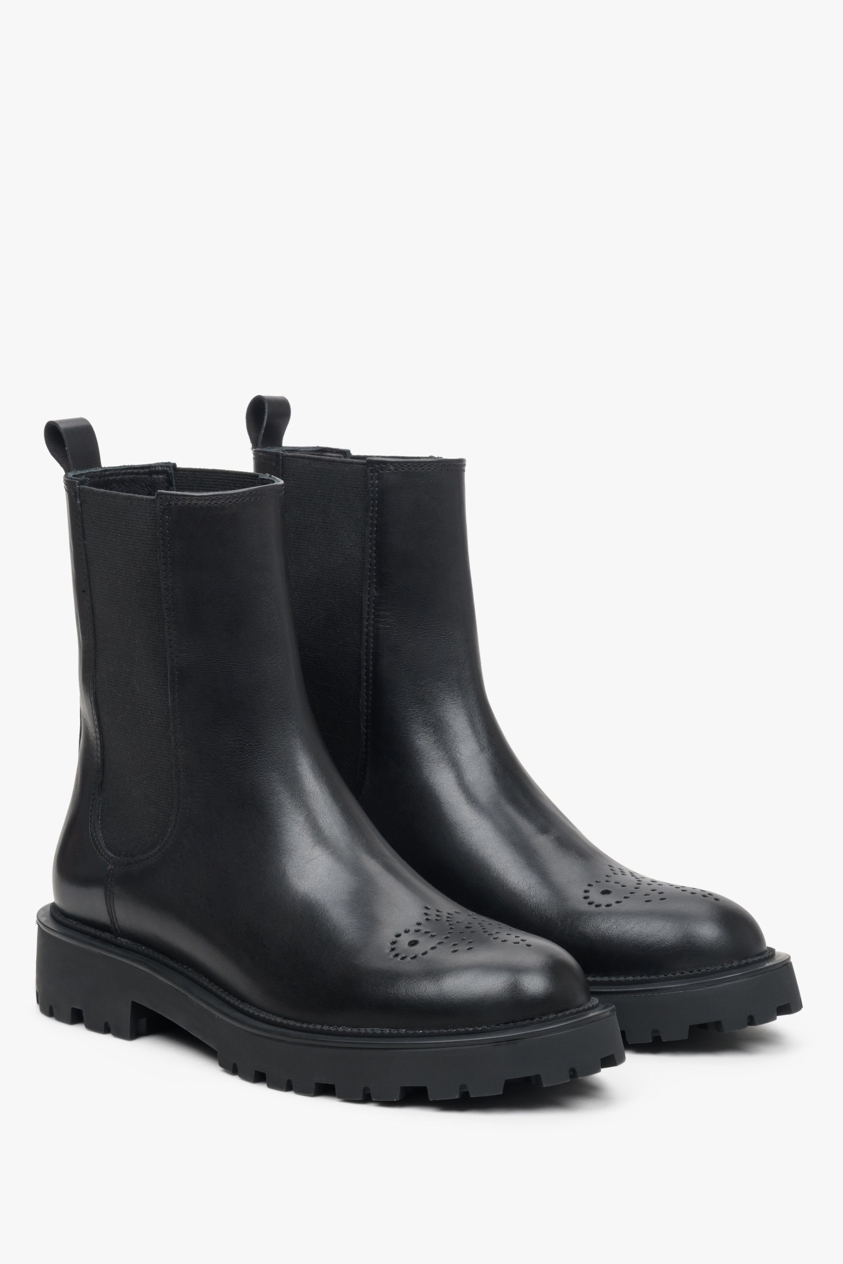 Damen Stiefeletten aus schwarzem Leder mit dekorativen Perforationen Estro ER00113305