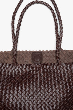 Geräumiger Damen Shopper aus geflochtenem Echtleder in Dunkelbraun, passend für A4 – Estro ER00118928
