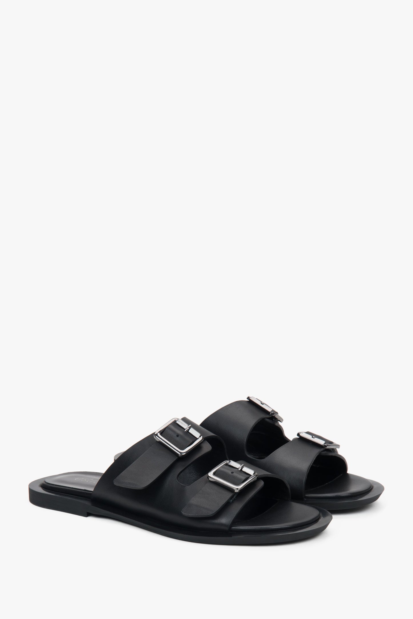 Minimalistische schwarze Damen-Leder-Slides von Estro mit zwei markanten Riemen.