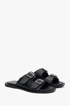 Minimalistische schwarze Damen-Leder-Slides von Estro mit zwei markanten Riemen.