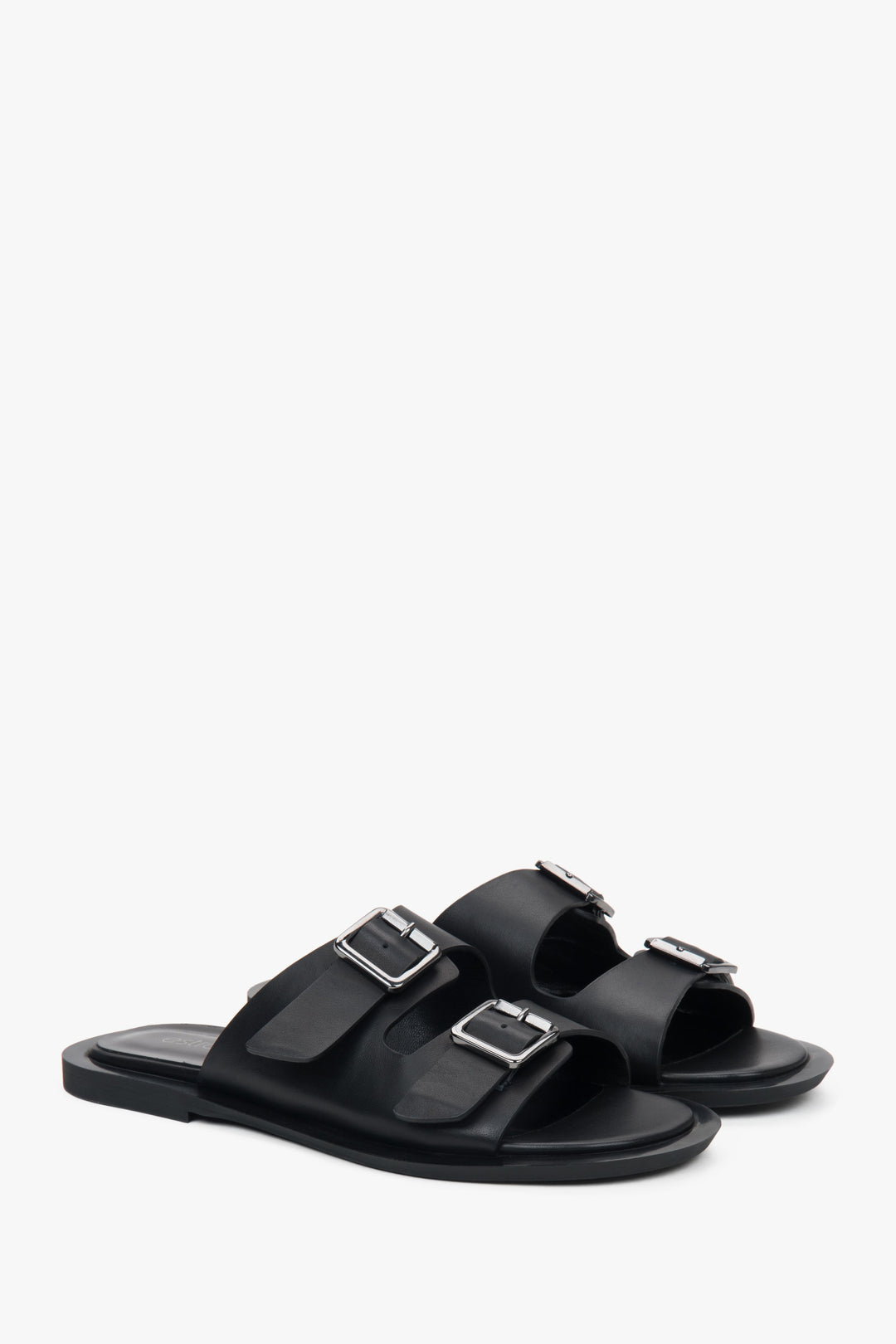 Minimalistische schwarze Damen-Leder-Slides von Estro mit zwei markanten Riemen.