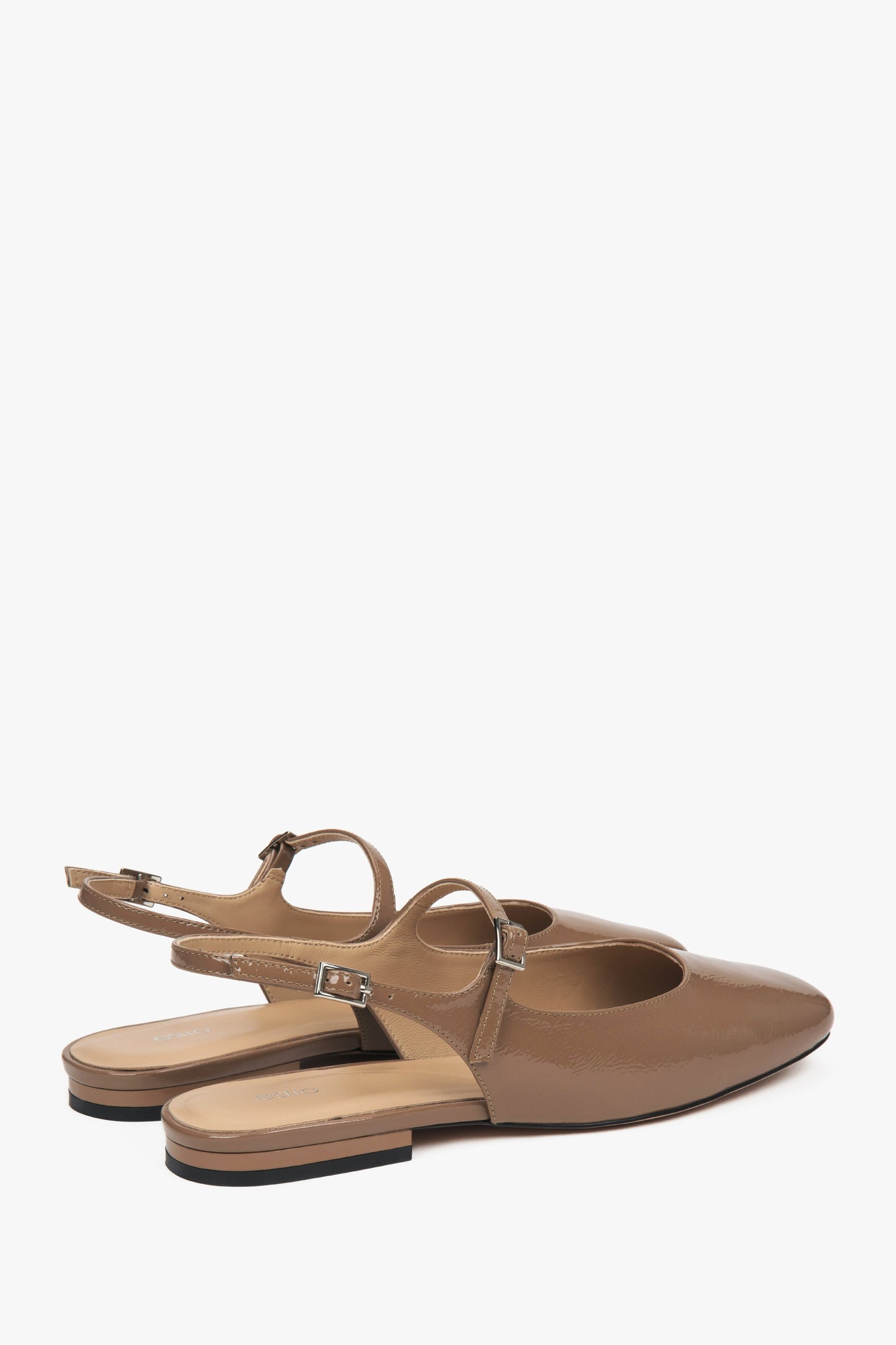 Braune Lackleder-Ballerinas für Damen mit Slingback-Riemen.