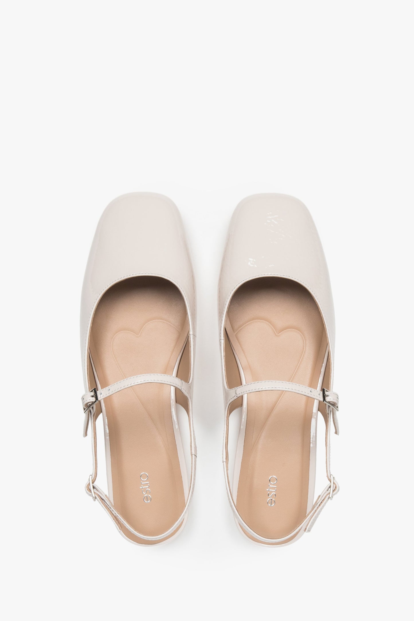 Estro Damen Slingback-Ballerinas aus hellbeigem Lackleder.