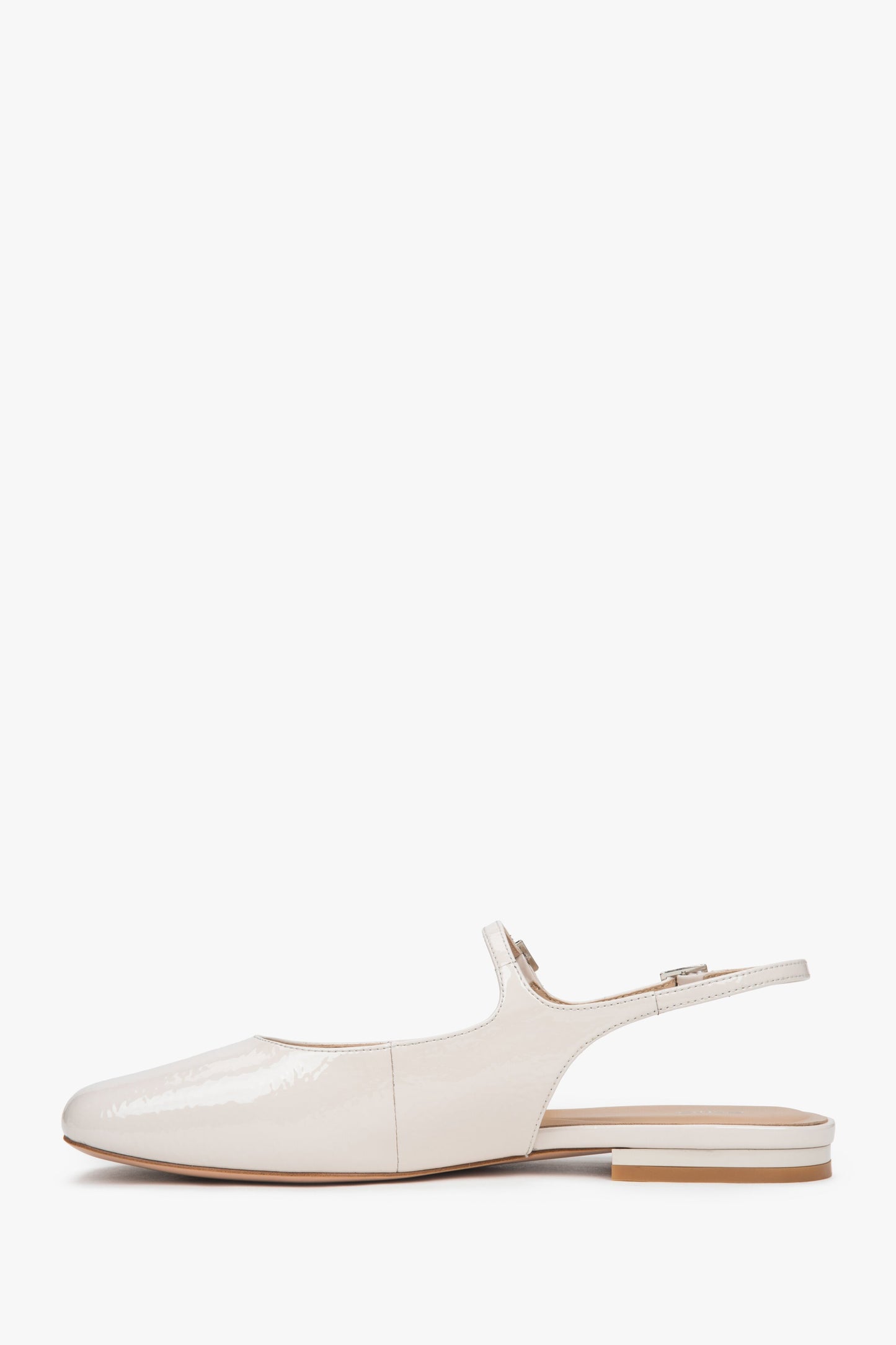 Hellbeige Slingback-Ballerinas aus Lackleder für Damen.