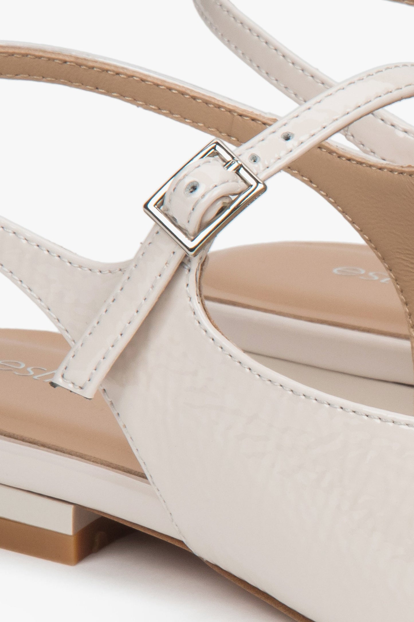 Damen Slingback-Ballerinas in Hellbeige aus Lackleder – Detailansicht.