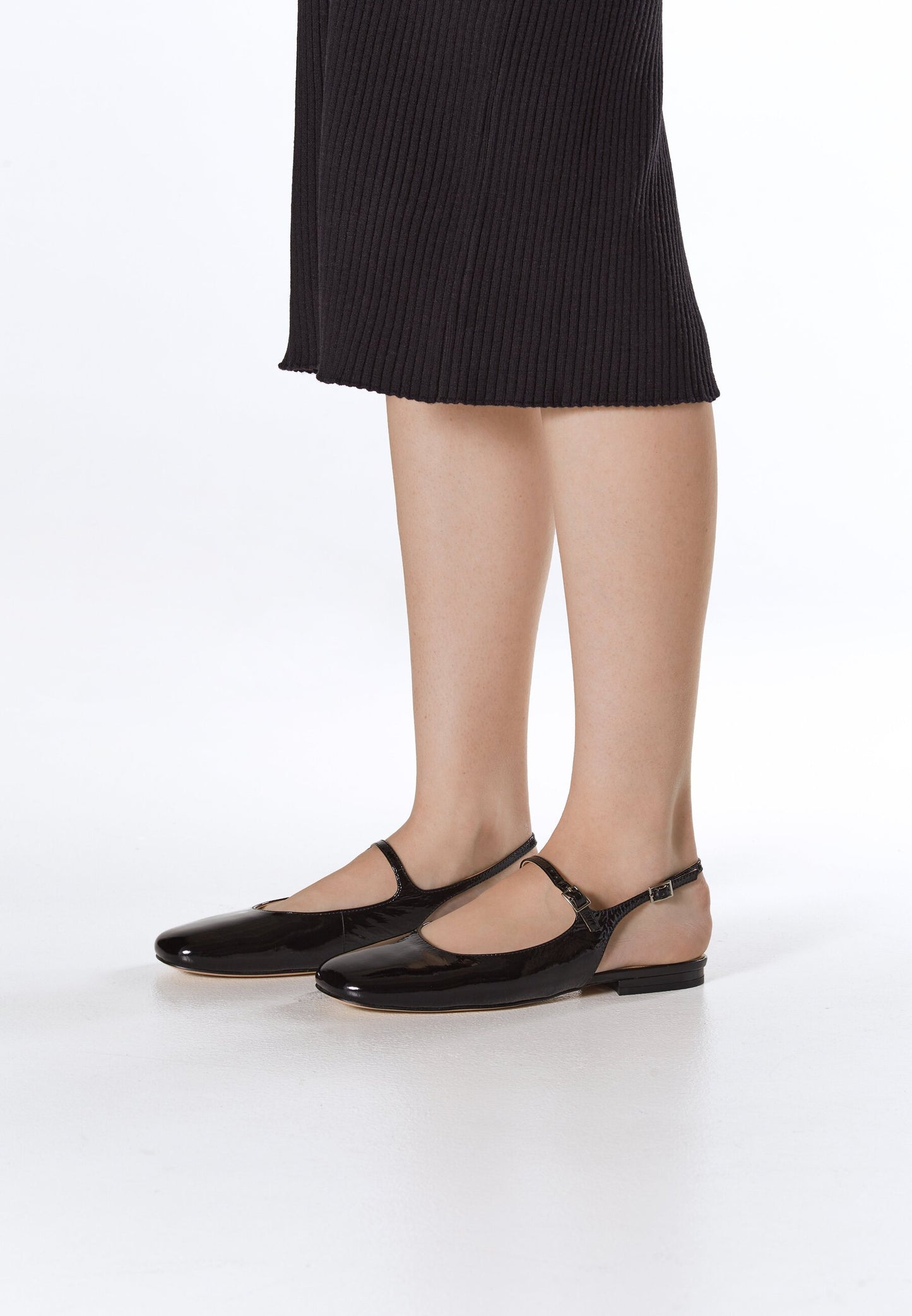 Elegante Lackleder-Slingbacks in Schwarz von Estro – Tragebild.