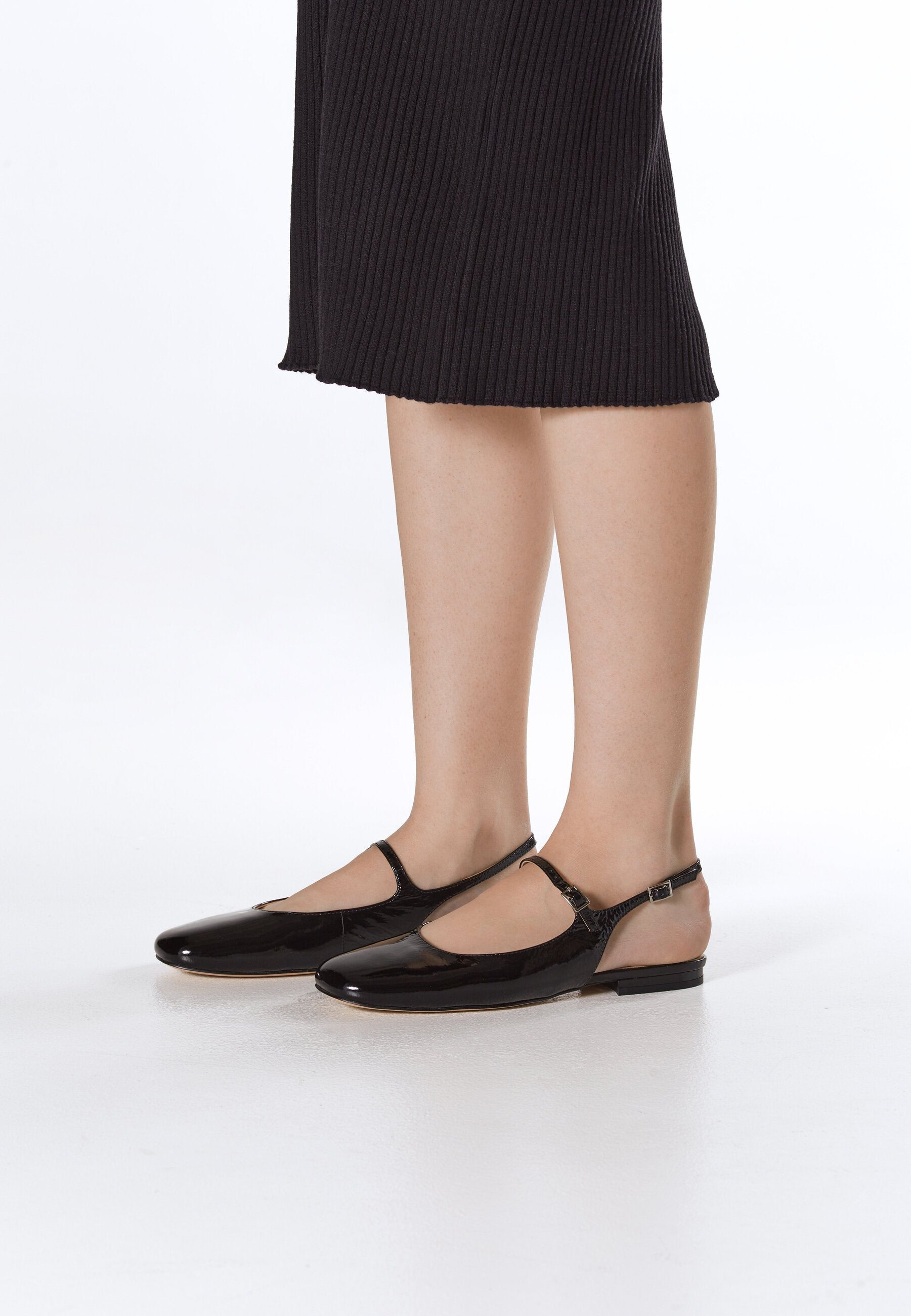 Elegante Lackleder-Slingbacks in Schwarz von Estro – Tragebild.