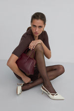 Beigefarbene Slingback-Schuhe für Damen – am Fuß präsentiert.