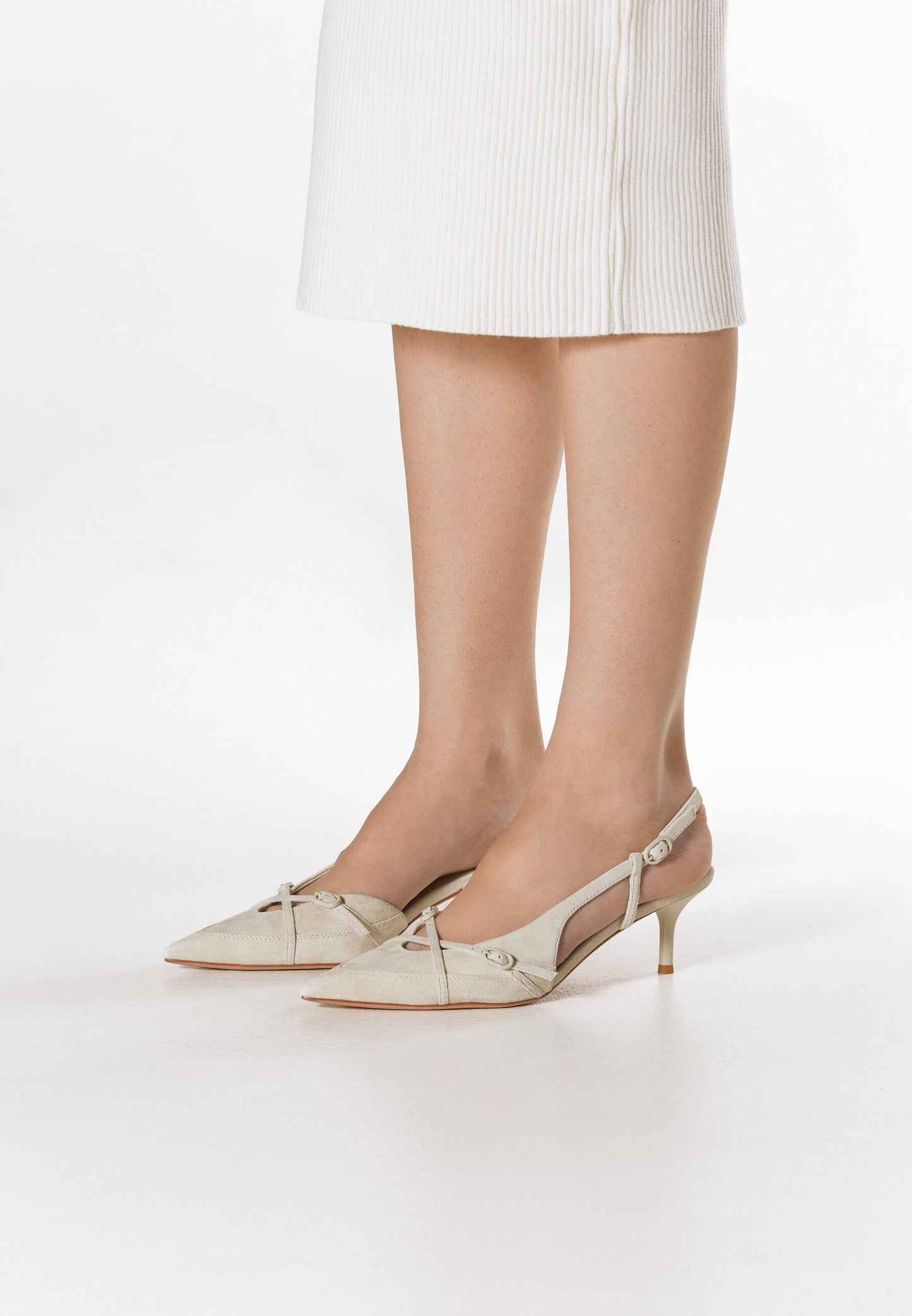 Hellbeige Velours-Slingbacks für Damen von Estro mit niedrigem Absatz – Präsentation am Fuß.