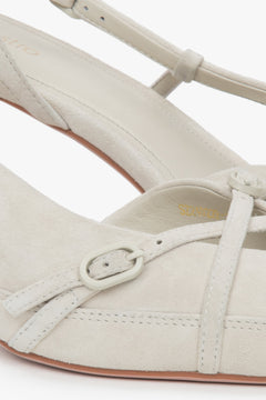 Hellbeige Velours-Slingbacks von Estro mit niedrigem Absatz für Damen.
