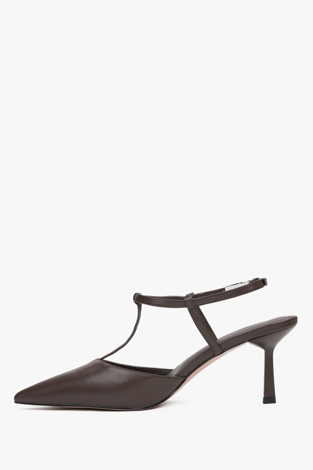 Damen-Slingbacks mit spitzer Zehenpartie aus sattelbraunem Leder.