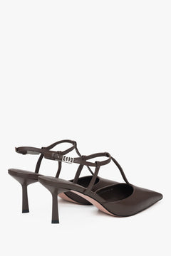 Elegante sattelbraune Slingbacks mit Stilettoabsatz und spitzer Zehenpartie.