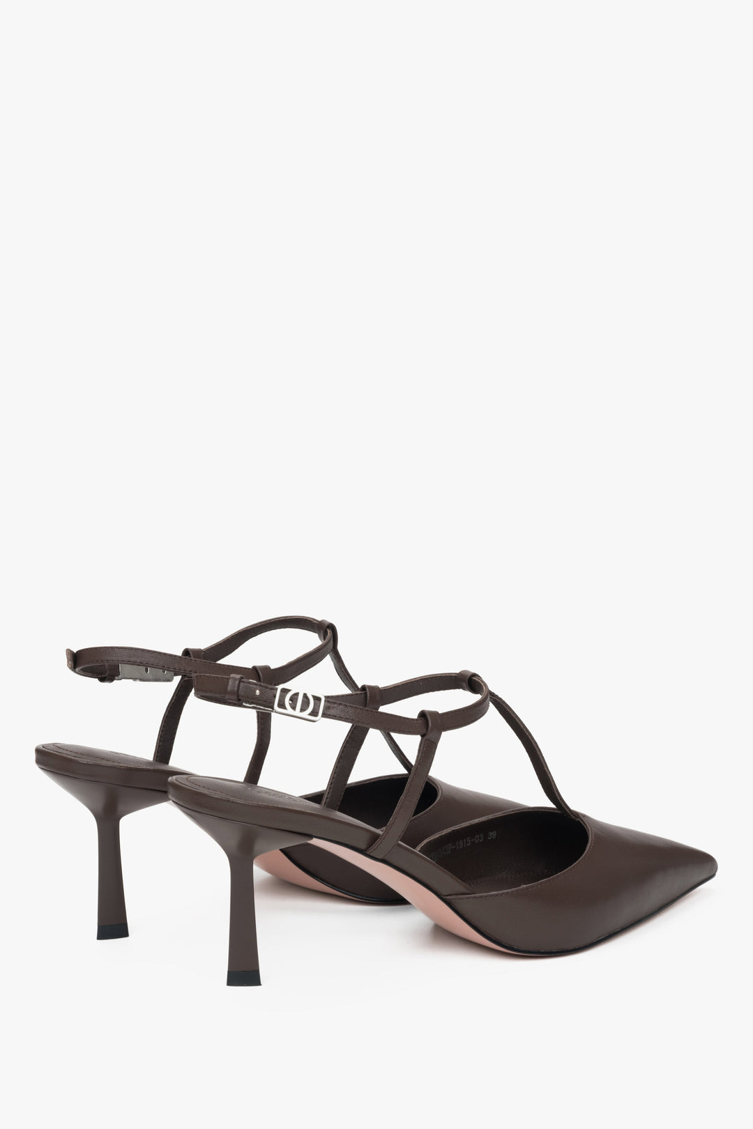 Elegante sattelbraune Slingbacks mit Stilettoabsatz und spitzer Zehenpartie.