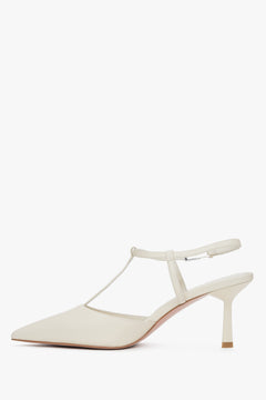 Damen-Slingback-Pumps aus beigem Leder mit elegantem Stilettoabsatz.